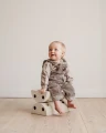 Stołek MODU Kids Stool Sand Grey Honey Yellow w pokoju dziecka