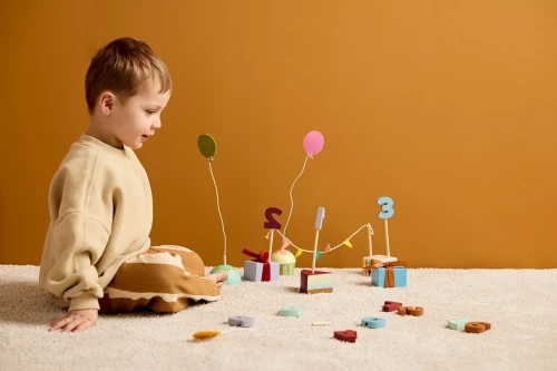 Drewniane dekoracje urodzinowe Kid’s Hub w pastelowych kolorach