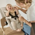 LEANDER Newborn Seat Cappuccino, mocowania do krzesełka
